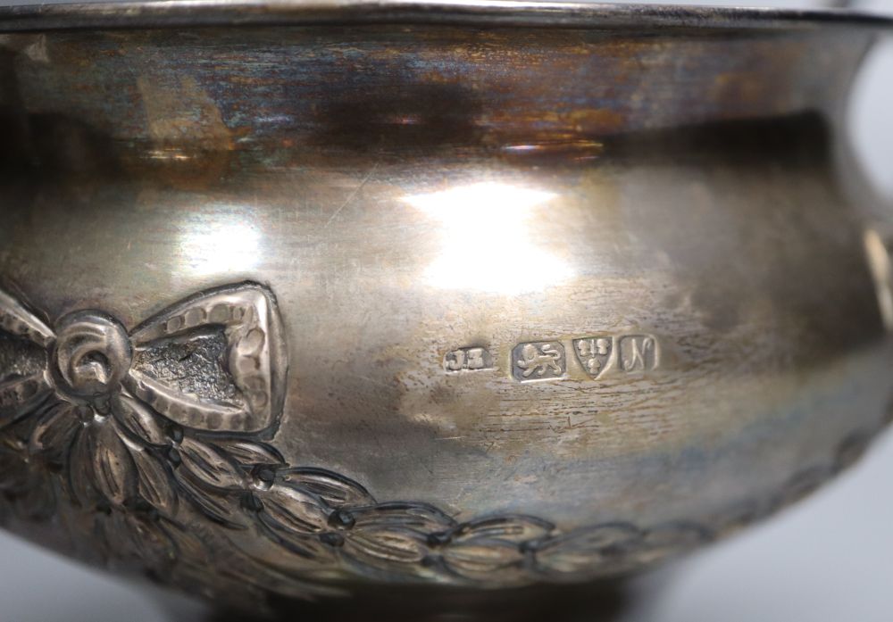 A George V silver two handled pedestal vase, Chester, 1913,11.3cm, 6oz.